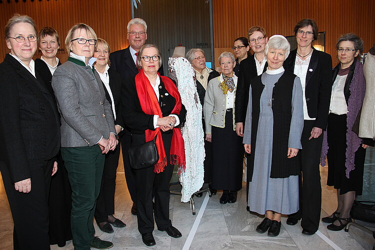 Zwölf Äbtissinnen und Konventualinnen der Calenberger und Lüneburger Klöster und Klosterkammer-Präsident Hans-Christian Biallas bei einer Ausstellungseröffnung im Landtag.