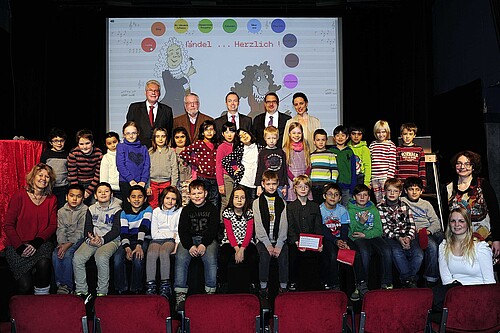 Eine Gruppe von Kindern und Erwachsenen, darunter Klosterkammer-Präsident Hans-Christian Biallas.
