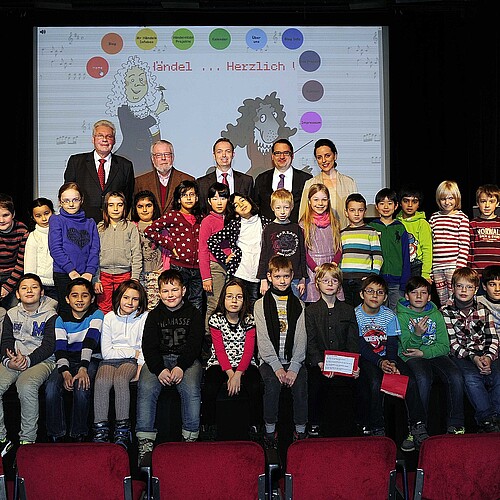 Eine Gruppe von Kindern und Erwachsenen, darunter Klosterkammer-Präsident Hans-Christian Biallas.