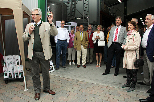 Eine Gruppe von Personen wird von Günther Heuer, Geschäftsführer der Kloster Wöltingerode Brennen und Brauen GmbH, begrüßt.