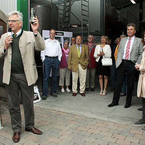 Eine Gruppe von Personen wird von Günther Heuer, Geschäftsführer der Kloster Wöltingerode Brennen und Brauen GmbH, begrüßt.