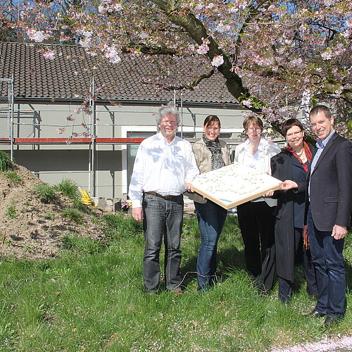 Drei Frauen, darunter Rosemarie Meding, Äbtissin des Klosters Marienwerder, und zwei Männer, darunter Dr. Tim Wameling, Baudezernent der Klosterkammer, halten ein Model.