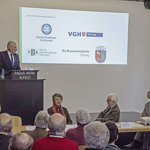 Klosterkammer-Präsident Hans-Christian Biallas spricht vor Gästen im Fagus-Werk Alfeld.