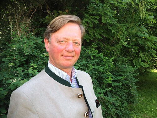 Ein Herr in einem Trachtenjakett im Halbportrait.