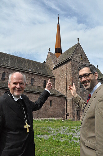 Zwei Männer zeigen auf den neu aufgebauten Vierungsturm des des Klosters Amelungsborn.