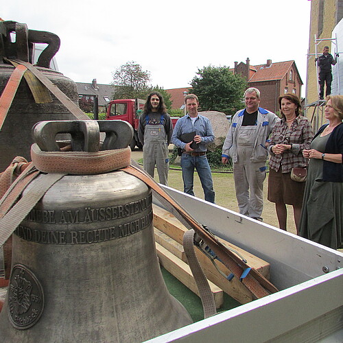 Zwei Frauen und drei Männer, darunter Mathias Riethmüller, Bauleiter der Klosterkammer Hannover, nehmen neue und reparierte Glocken in Empfang.