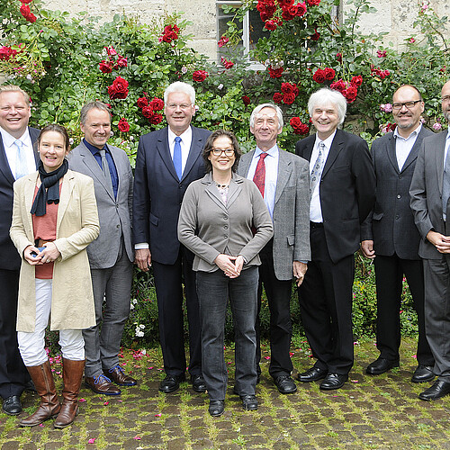 Zwei Frauen und acht Männer, darunter Klosterkammer-Präsident Hans-Christian Biallas und Kai Schürholt, Geschäftsführer der Cellerar GmbH, stehen im Innenhof eines Klosters.