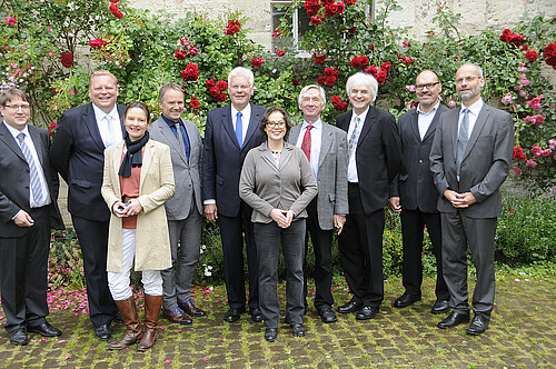 Zwei Frauen und acht Männer, darunter Klosterkammer-Präsident Hans-Christian Biallas und Kai Schürholt, Geschäftsführer der Cellerar GmbH, stehen im Innenhof eines Klosters.