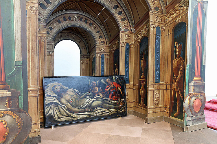 Der hölzerne, mehrere Meter hohe Aufbau, der Heiliggrab-Kulisse in der Stiftskirche Grauhof.