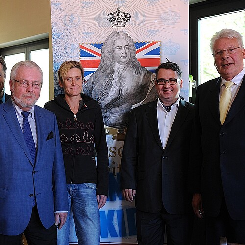 Eine Frau und vier Männer, darunter Klosterkammer-Präsident Hans-Christian Biallas stehen vor einem Händel-Plakat.