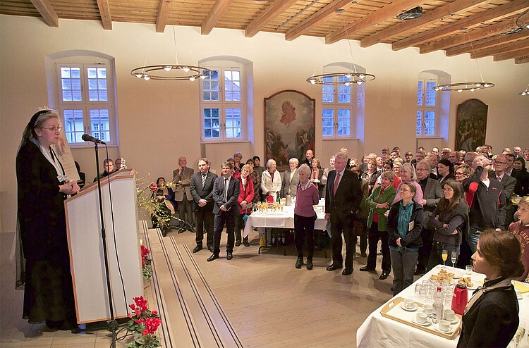 Gabriele-Verena Siemers, Äbtissin des Klosters Wennigsen, spricht zu einer Gruppe von Personen.