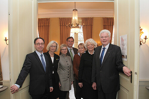 Drei Männer und vier Frauen, darunter zwei Äbtissinnen aus Klöstern des Verwaltungsbereichs der Klosterkammer, stehen in einer geöffneten Tür.