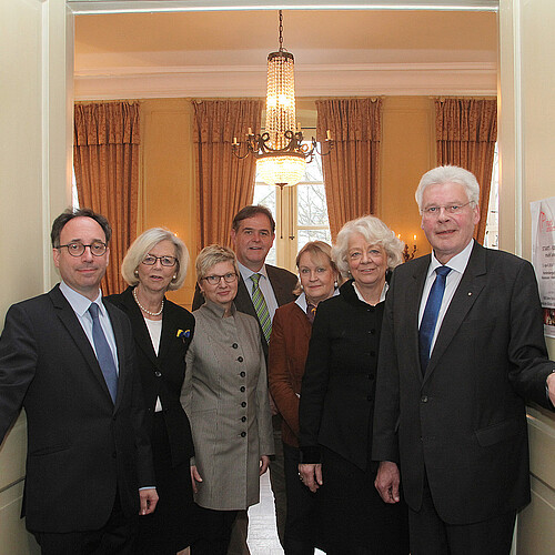Drei Männer und vier Frauen, darunter zwei Äbtissinnen aus Klöstern des Verwaltungsbereichs der Klosterkammer, stehen in einer geöffneten Tür.