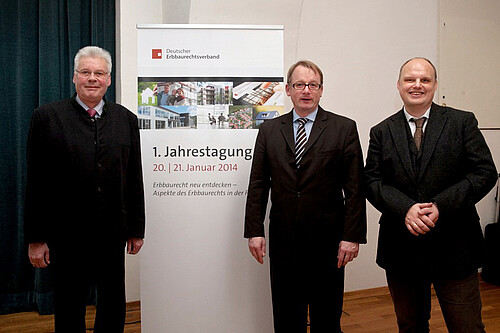 Drei Männer, darunter Klosterkammer-Präsident Hans-Christian Biallas und Klosterkammer-Abteilungsleiter Dr. Matthias Nagel, stehen während einer Tagung neben einem Roll-up zum Erbbaurecht.
