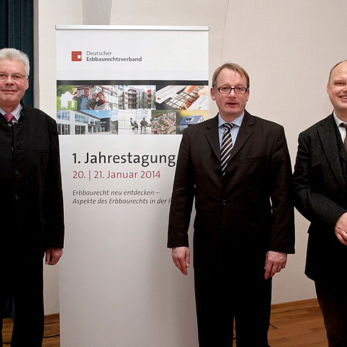 Drei Männer, darunter Klosterkammer-Präsident Hans-Christian Biallas und Klosterkammer-Abteilungsleiter Dr. Matthias Nagel, stehen während einer Tagung neben einem Roll-up zum Erbbaurecht.