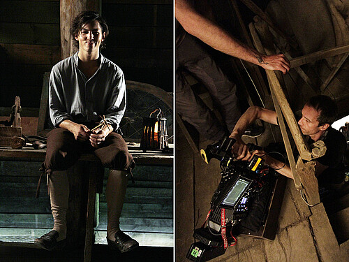 Ein Mann sitzt während Dreharbeiten im Dachgeschoss des Verdener Doms im Dunklen.