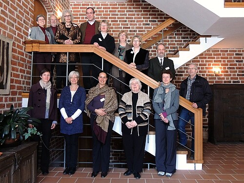 Vierzehn Frauen und Männer, darunter Klosterkammer-Archivar Wolfgang Brandis, stehen in einem Treppenhaus.